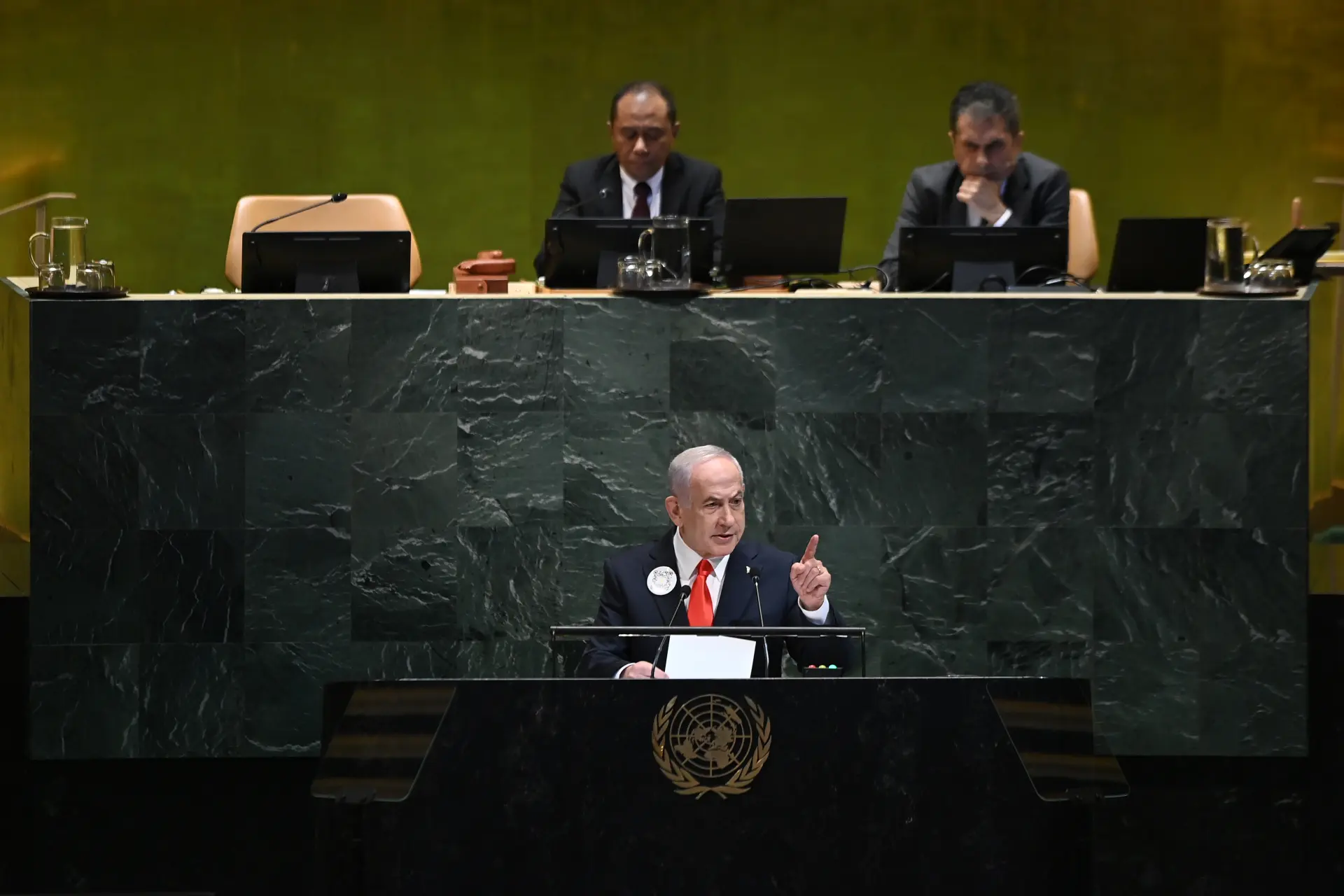 內塔尼亞胡為以色列在加沙地帶以及中東多國的軍事行動辯解，稱反對巴勒斯坦建國不僅是他本人及其領導執政聯盟的政策，也是以色列的「國策」。(圖：新華社)