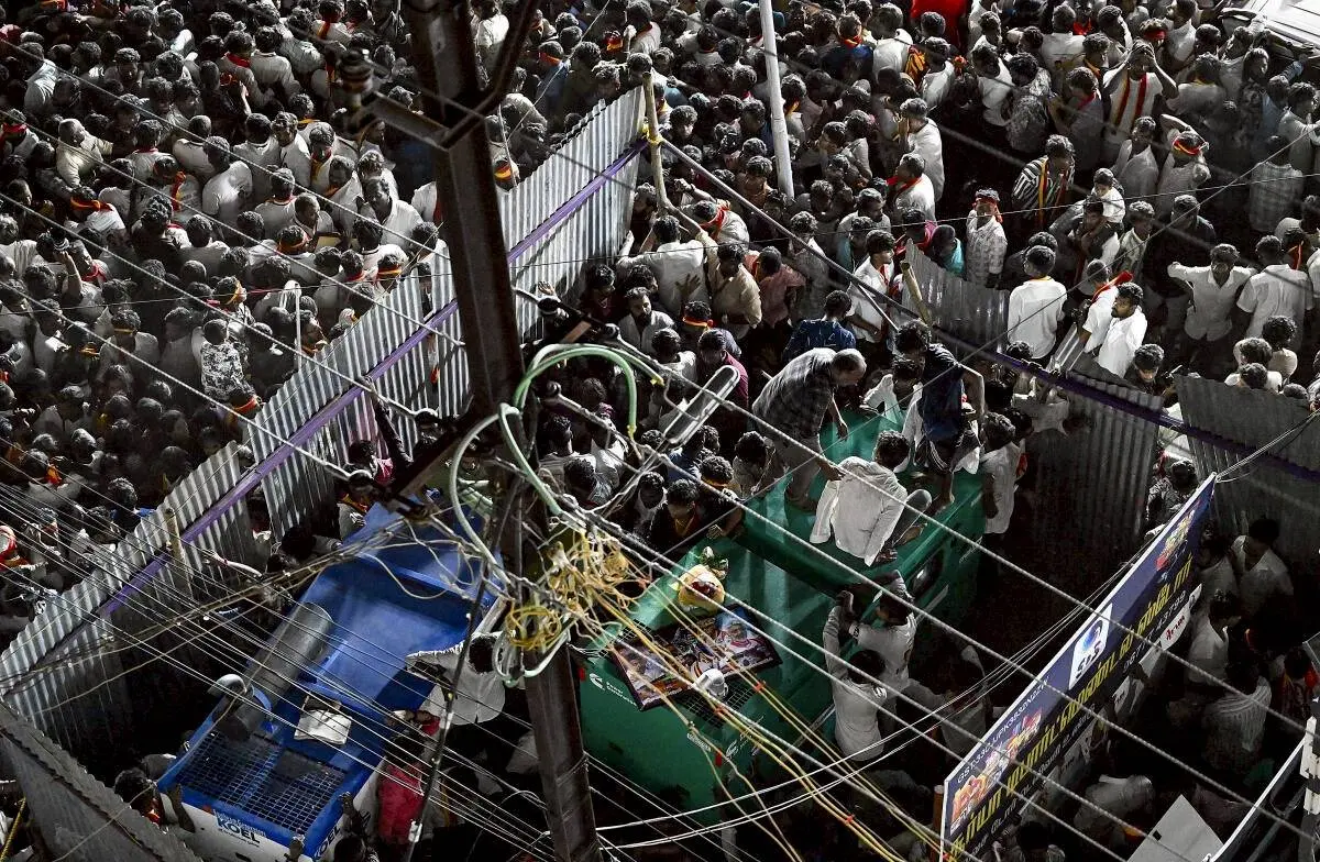 現場人數遠超於場地可容納人數。（圖/Ｘ@THChennai）