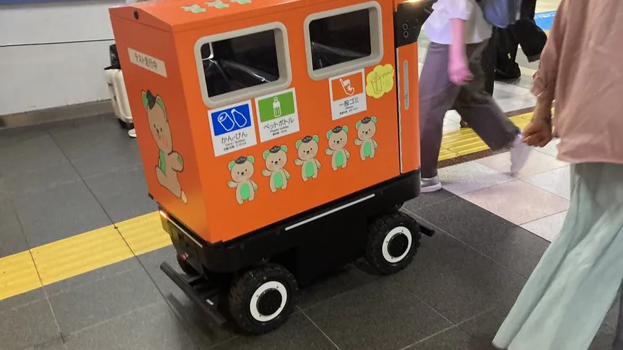 JR新宿站驚見神秘遊走小車！呆萌晃來晃去，真實功能超實用的封面圖片