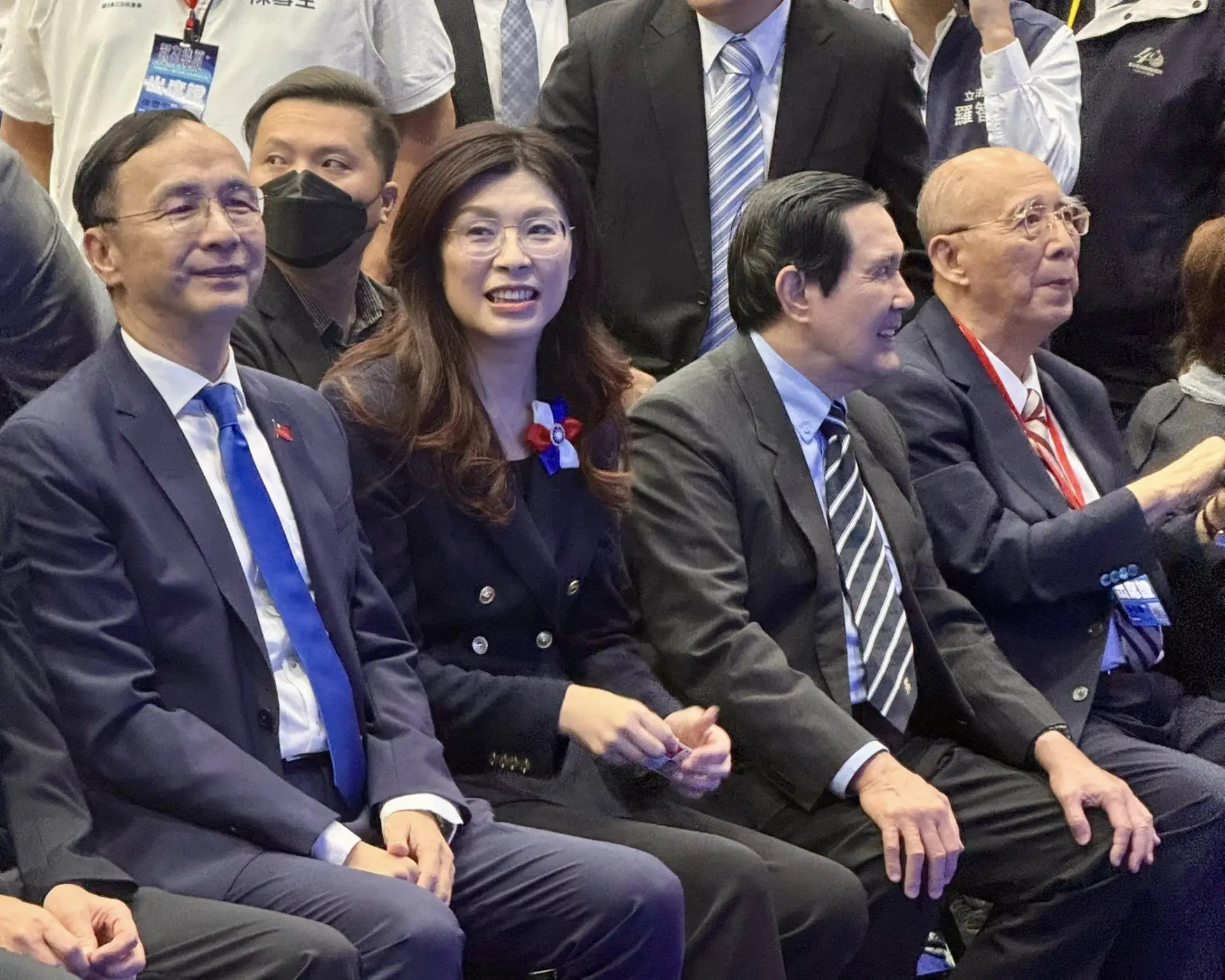 在這個時候，鄭麗文當選國民黨黨主席，她的當選是一個「例外」，但卻來得及時，為目前台海緊張的局勢，帶來最重要的「和平訊號」。她不屬於任何派系，較能代表台灣中間選民的意願。(圖：鄭麗文@FB)