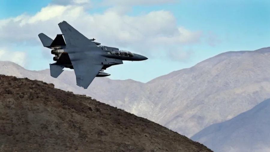 特朗普證實伊朗以肩射飛彈擊落美軍 F-15E 戰機的封面圖片