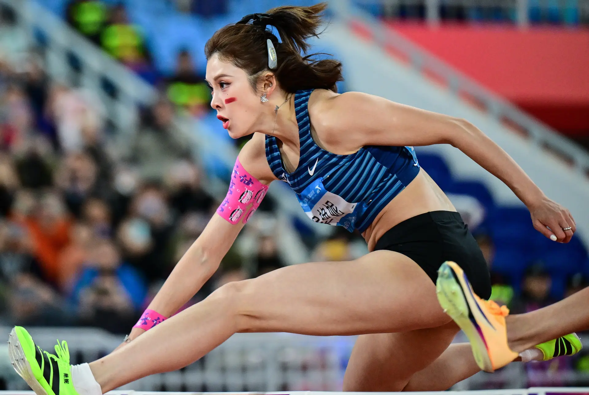 發令槍聲響起，衛冕冠軍林雨薇憑藉出色的啓動反應率先帶出，欄間節奏穩定。但狀態漸入佳境的吳艷妮很快展現出強勁的加速能力，憑藉流暢的過欄技術完成超越，逐漸拉開差距。(圖：新華社)