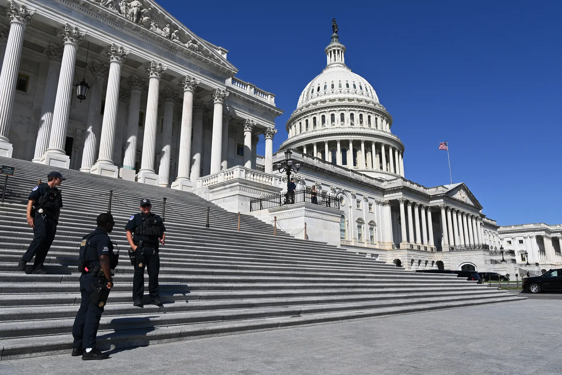 值得警惕的是，兩次行動背後都有CIA的深度參與：諾瑞加曾長期收受CIA津貼監視委國左翼勢力，而馬杜羅政府的核心幕僚中，也被揭發存在美國情報部門安插的線人，這使得美國的「手術刀式突襲」得以順利實施。(圖：新華社)