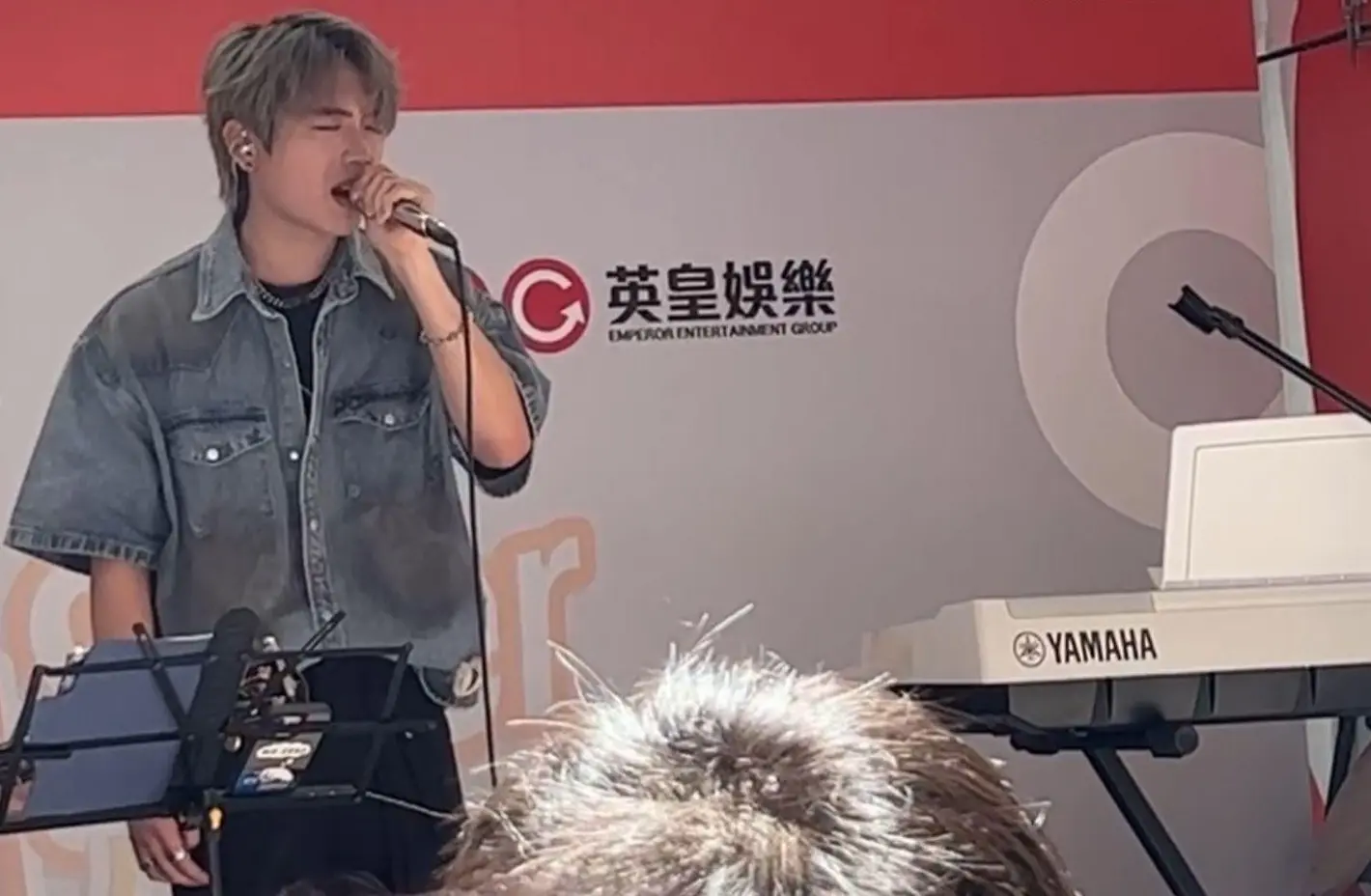 黃峻熙藝名 Heize,是今年嶄露頭角的樂壇新人,於 5 月推出首支個人單曲《拖多幾百天》,其後再發表作品《不如出走》。他曾在訪問中提及入行經歷,稱自己曾就讀音樂人伍樂城的音樂學校,其後參加校內比賽勝出,獲英皇高層 Raymond 賞識而入行。(圖:網絡翻攝)