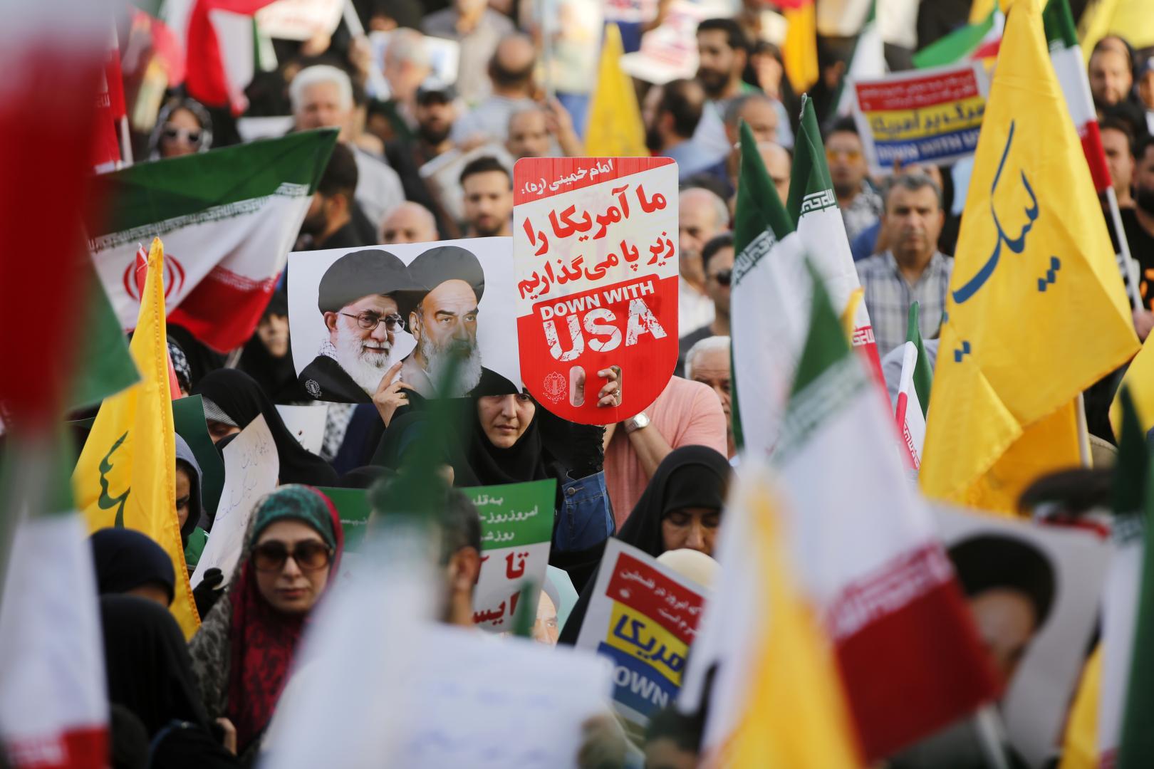 6月24日,民眾在伊朗首都德黑蘭革命廣場慶祝伊以停火。(新華社)