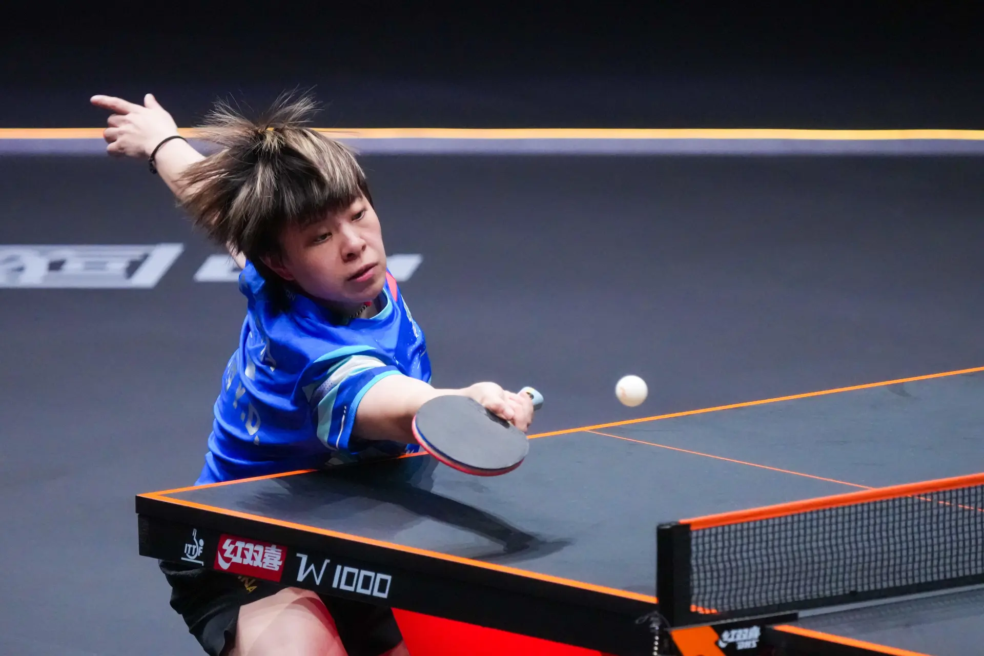 此後兩局，孫穎莎牢牢掌控場上節奏，儘管王藝迪多次發起反撲，但孫穎莎始終穩扎穩打，最終以11:7、11:7的比分鎖定勝局，全程僅耗時35分鐘便以4:0的絕對優勢取勝。(圖：新華社)