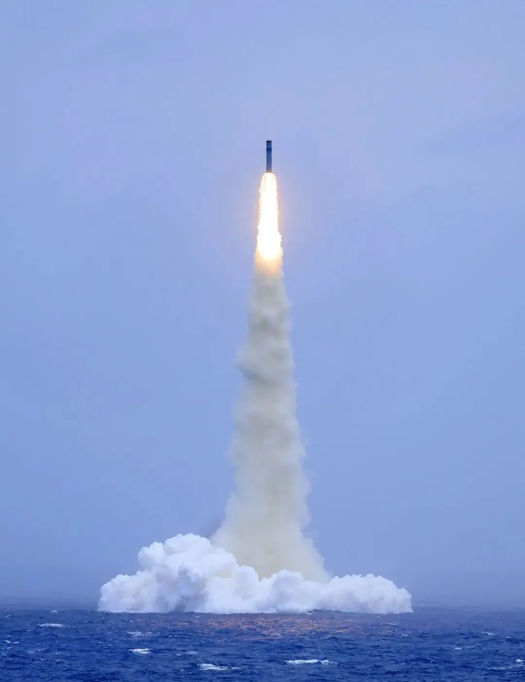 7月6日12時01分，中國海軍1艘戰略核潛艇成功發射1發攜載訓練模擬彈頭的潛射戰略導彈，準確落入預定海域。圖為導彈發射升空。新華社