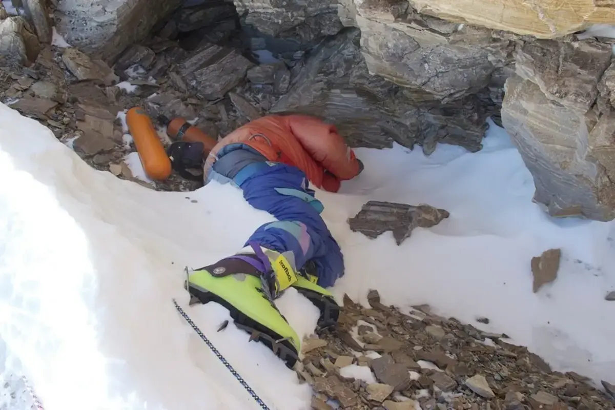 聖母峰（Mount Everest）海拔8500公尺的死亡地帶（Death Zone），知名地標「綠靴子（Green Boots）」長眠近30年。印度官方確認其真實身分，並啟動遺體搬運計畫，終結長年身分謎團，也讓世人再見登山運動的殘酷與無奈。（來源：Maxwelljo40/wikipedia）