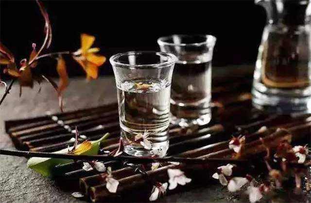 白酒，雖說不含糖，但高濃度酒精會嚴重幹擾肝臟功能。（示意圖來源：網絡）