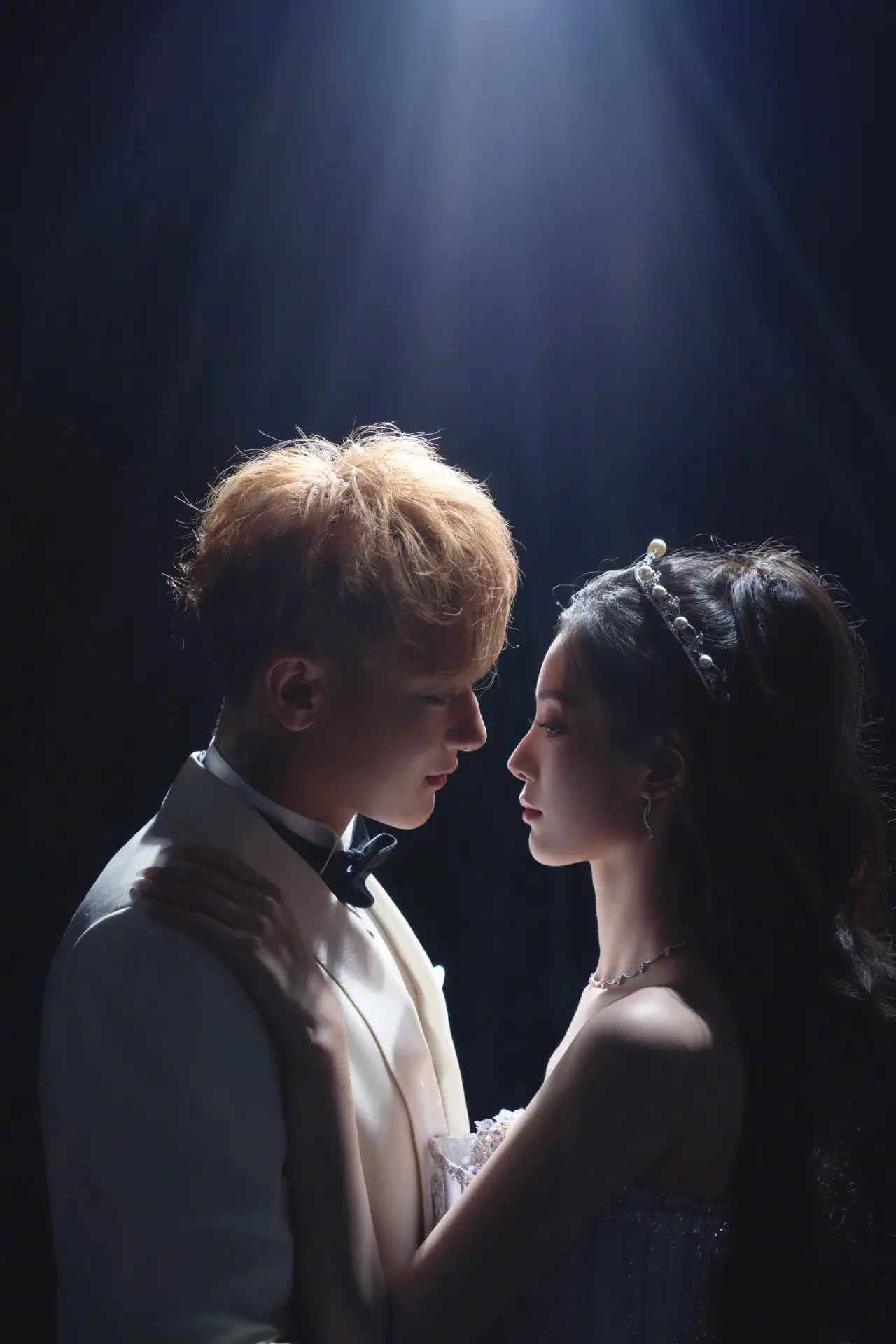 內地男星黃子韜與旗下女星徐藝洋在社交平台同步晒出婚紗照，並甜蜜標記對方，為即將到來的婚禮預熱。(片：ACE-YOUNGKINGYOUNGBOSS@微博)