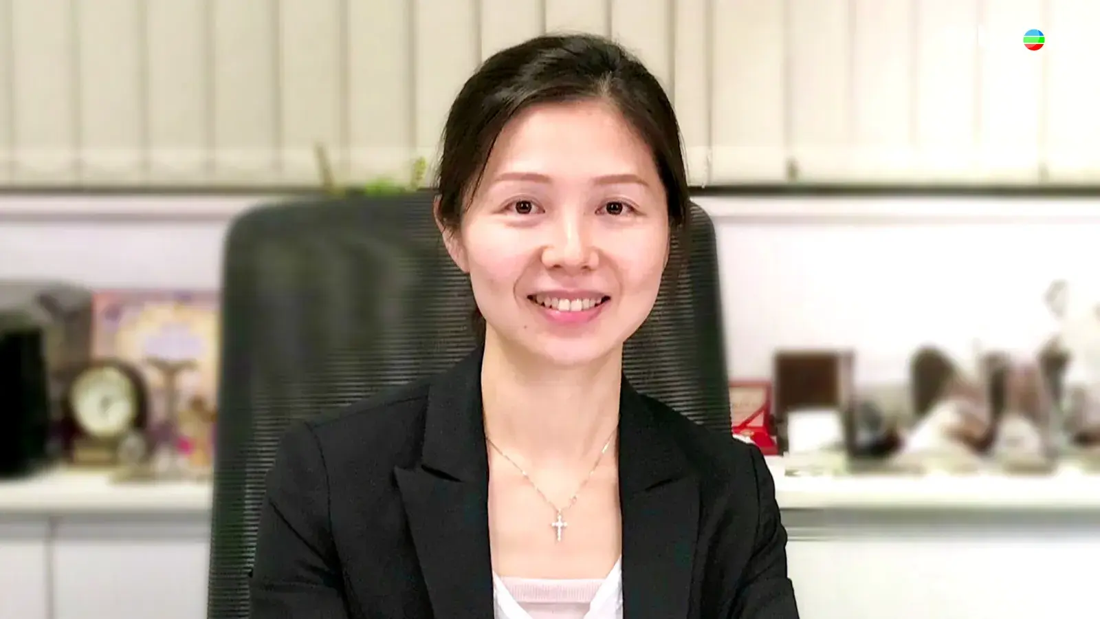 TVB節目《醫生，你有病？》昨晚播出最後一集，主角為已故中大醫學院矯形外科及創傷學系名譽臨床副教授、中大醫院骨科顧問醫生黃詠儀（Clara）。她今年2月26日在家人陪伴下安詳離世，享年50歲。(圖：TVB)