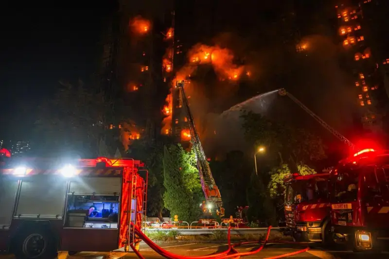 大埔宏福苑五級火，蔓延多座樓宇，火勢更由棚架燒至部分單位內部，有單內火光熊熊（Threads@striking_biking）