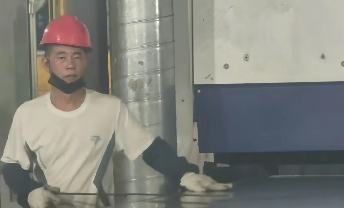 近日福建福州一間工廠的雷射切割技工，因側臉輪廓、眉眼神態與香港藝人陳小春高度相似而引發熱議。(圖： 微博截圖)