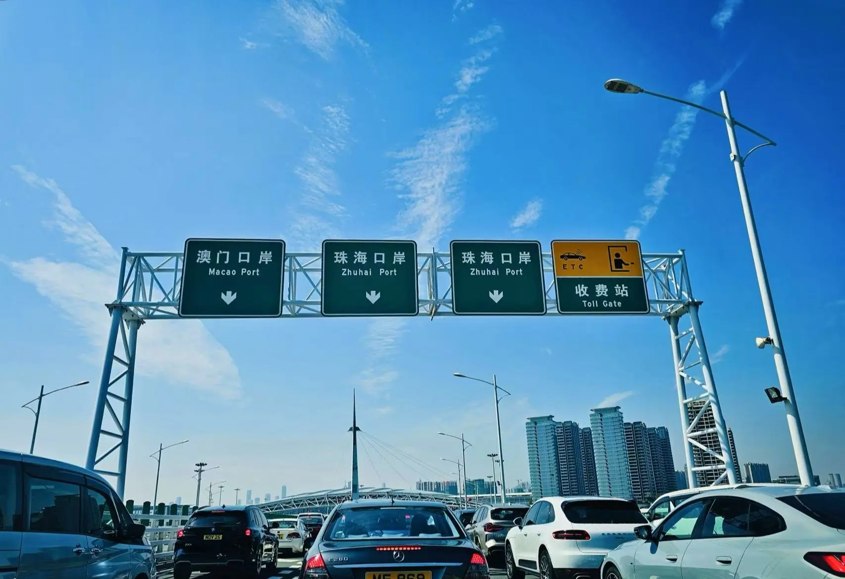 據運輸署 10 月 3 日刊憲公布，此次優化覆蓋多個跨境駕駛計劃：「港車北上」車輛率先於 10 月 13 日生效。(圖：陳杰)