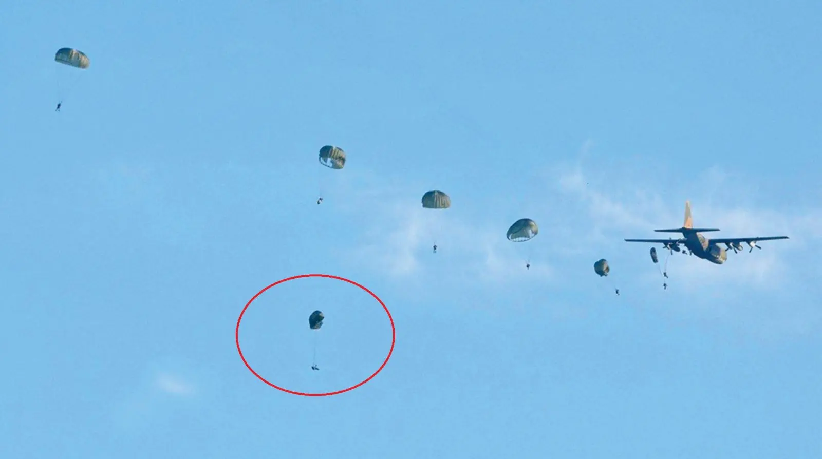 就連空降兵的傘具，台灣都還停留在二戰時代的水準。現役的圓形傘完全依賴風向飄移，傘兵跳傘後只能「聽天由命」，要麼墜入樹叢、要麼撞上鐵皮屋、要麼跌落魚池，強大的落地衝擊力更會對膝蓋與脊椎造成永久性傷害。(圖：網絡截圖)