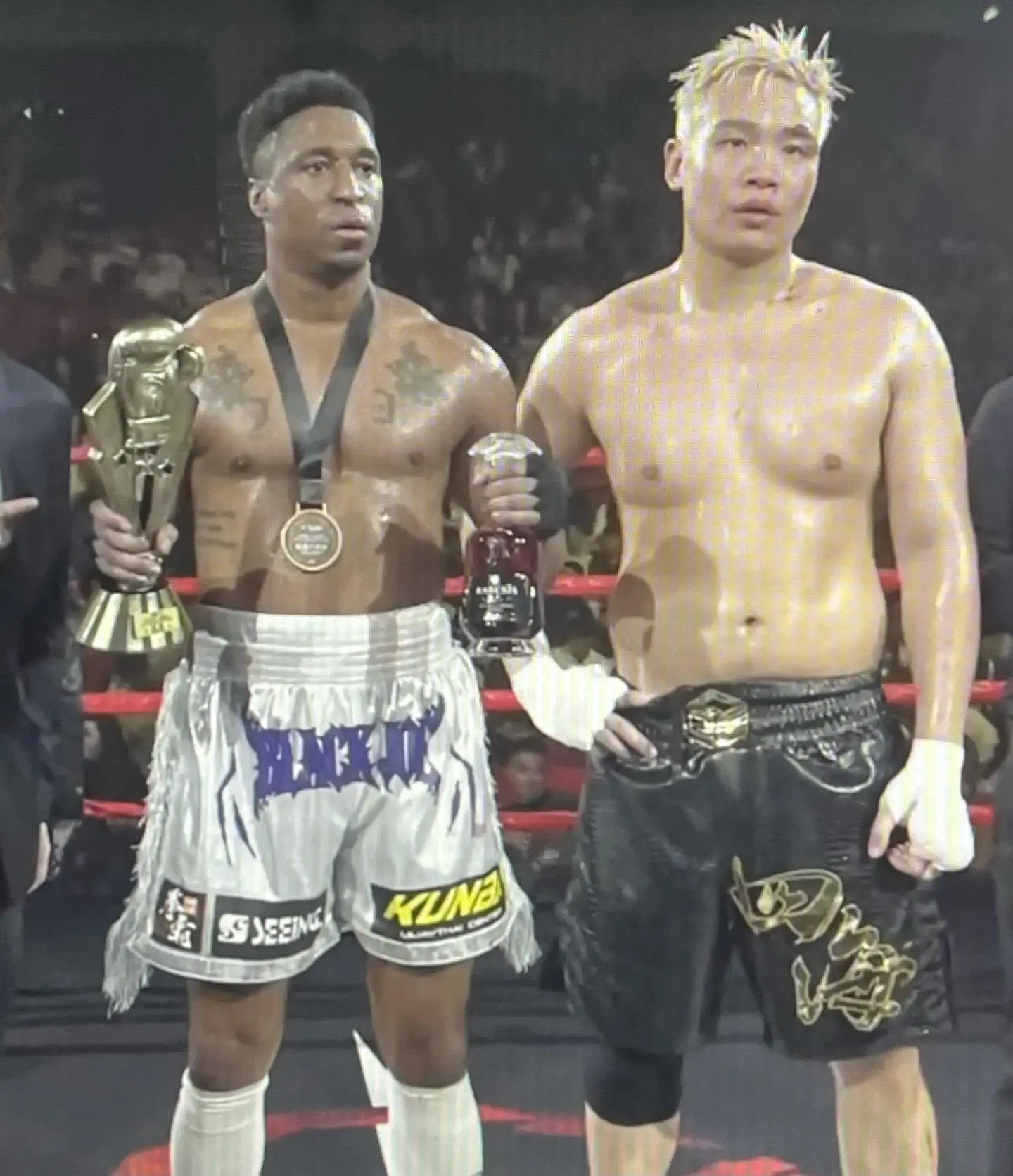 第五回合羅四海更兩度將Black Joe打跌出擂台，占據絕對上風。但體能劣勢最終成為羅四海的致命傷，第六回合他氣力不繼，Black Joe則乘勢發起反擊，多次進攻得分成功逆轉點數局勢，最終鎖定勝局。(圖：截圖抖音)