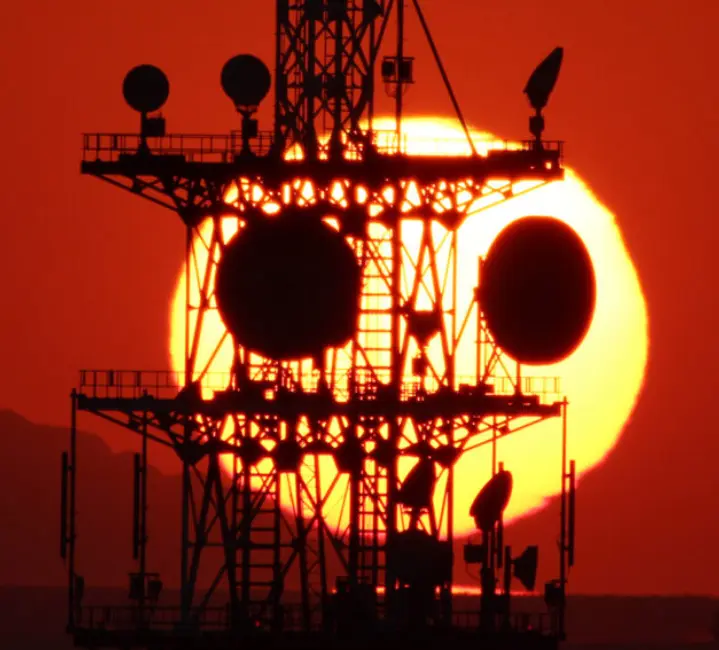 日本兵庫縣明石市出現「夕陽大貓熊」光影奇景，每年僅兩次觀賞機會，12日天候適合，市長丸谷聰子到場與遊客拍照；今年一年兩次可見，十分罕見。（來源：明石市立天文科學館官網）