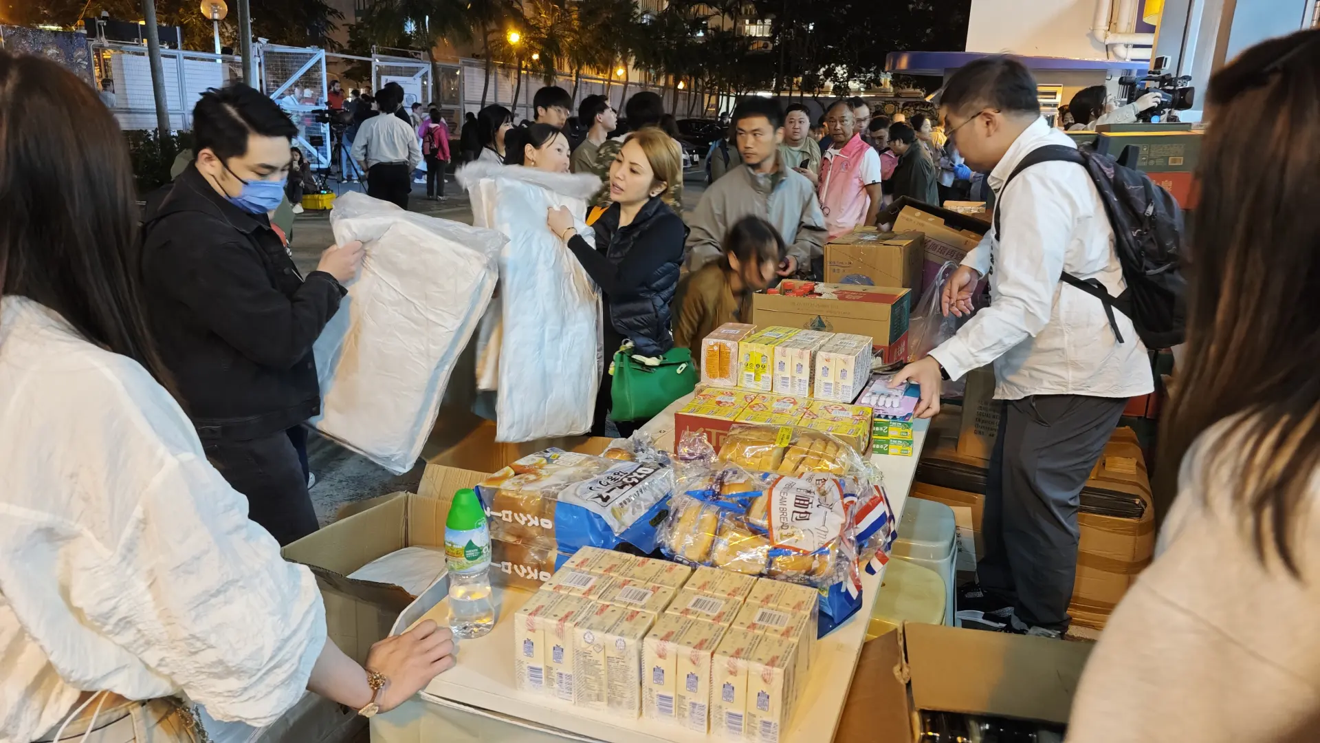 這場大火，燒出了傷痛，也燒出了香港人的心靈韌性。  我們看見了災難面前的脆弱，也看見了互助之間的力量。  真正的復常，不只是恢復經濟活動或節日氣氛，更是心靈的整全重建——讓受災者與整個社會，都能在創傷後找到新的意義與平安。(圖：新華社)