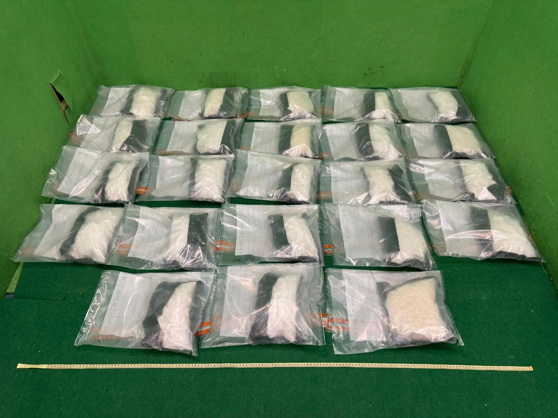 香港海關今日（九月二十三日）在香港國際機場偵破一宗行李藏毒的販毒案件，檢獲約二十三公斤懷疑冰毒，市值約七百六十萬元。圖示檢獲的懷疑冰毒。（政府新聞公布）