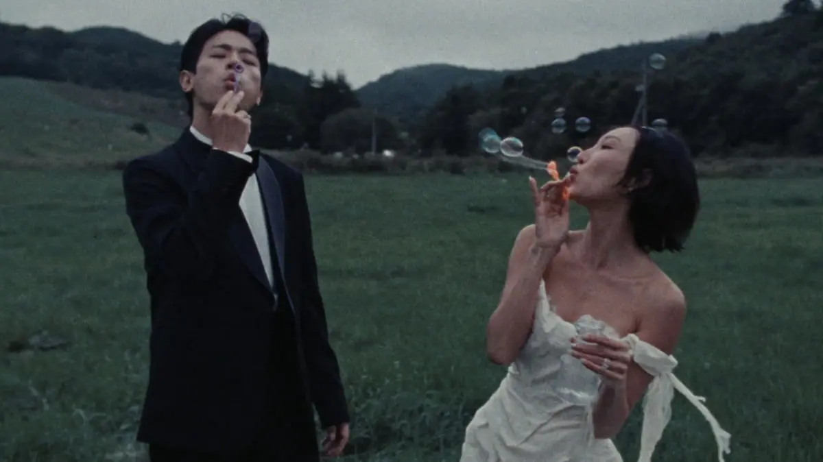 這場表演的影響力遠不止於此。華莎於10月發行的〈Good Goodbye〉，是她親自參與作詞作曲的作品，為邀請欽佩多年的朴正民出演MV，她更專門寫了長信邀約。(圖：視頻截圖)