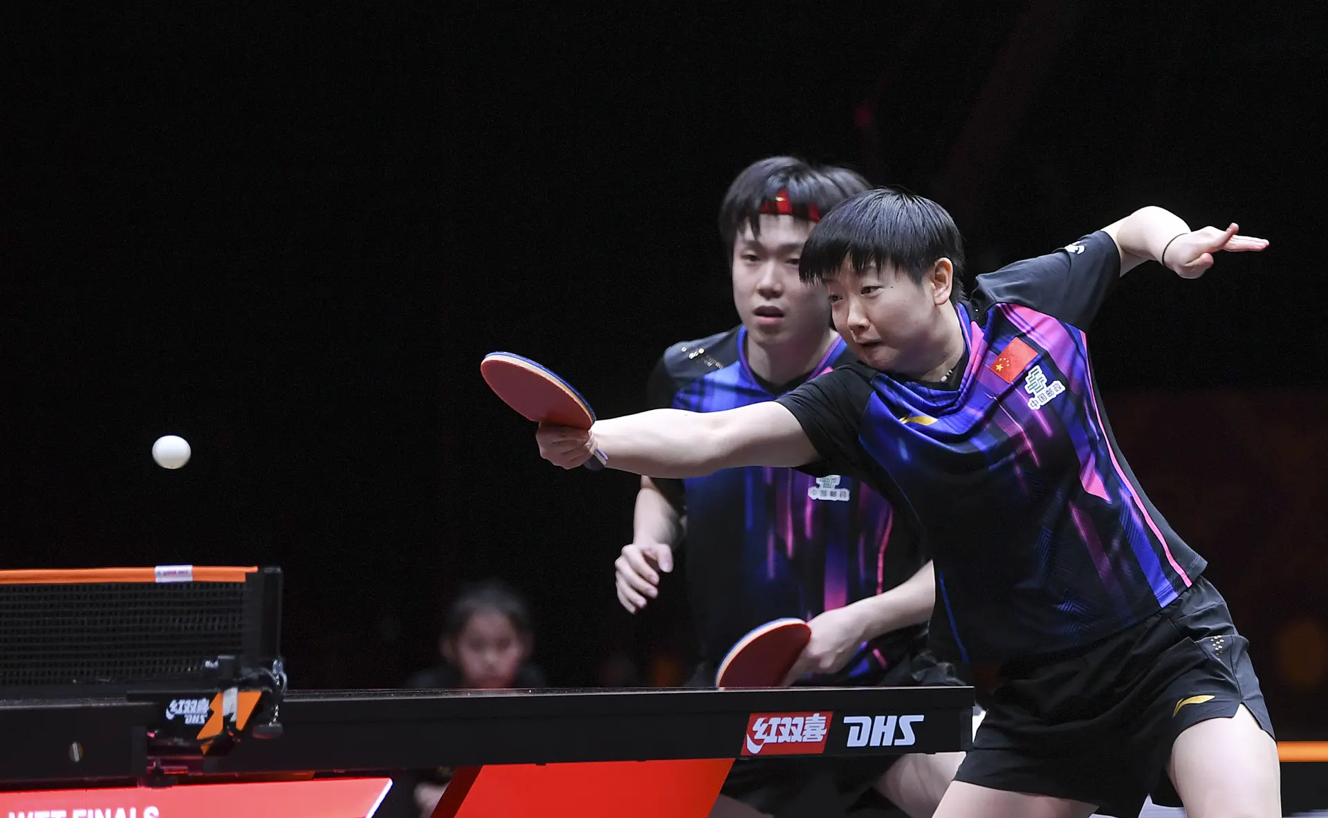 第三局開局，林詩棟/蒯曼曾以2:0領先，但「莎頭組合」很快連追3分反超。即便教練緊急叫暫停調整，林詩棟/蒯曼仍未能逆轉頹勢，比分被進一步拉開至5:2。(圖：新華社)