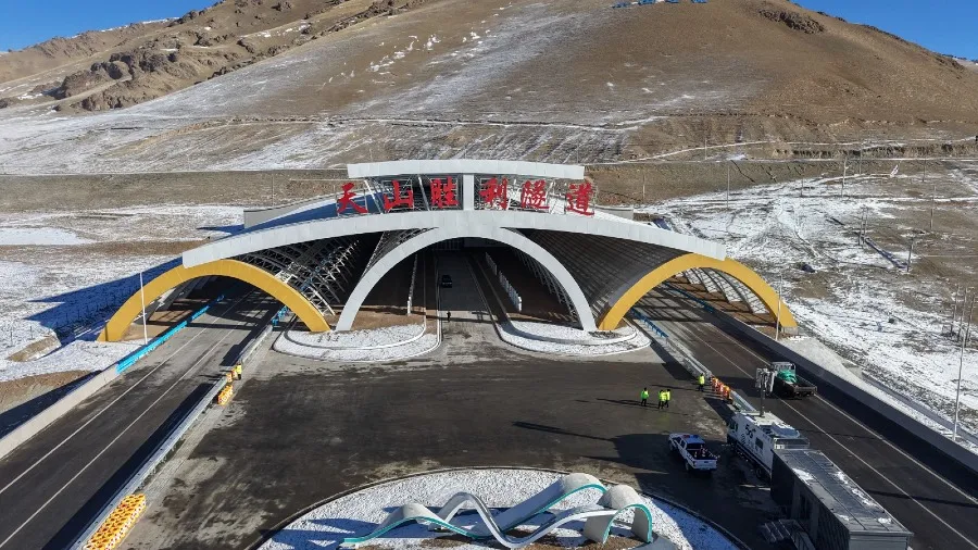 世界最長高速公路隧道天山勝利隧道通車　烏尉高速縮短南北疆通行時間至 3 小時的封面圖片