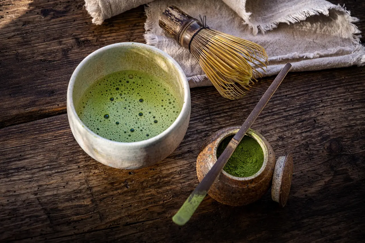 多數人誤以為抹茶是普通綠茶粉，實則兩者截然不同。本文依中國國標拆解抹茶真實茶底、頂配種植與加工工藝，揭秘抹茶源於中國的發展歷史，同時提醒大眾抹茶飲用的注意事項。（示意圖來源：pixabay）