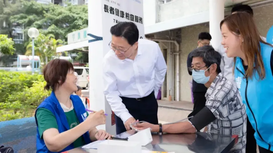 甫上任中央政府駐港聯絡辦主任周霽落區調研的封面圖片