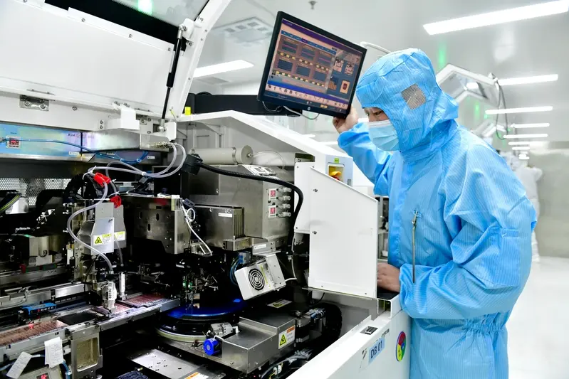 中國據稱正在為「中國製造2025」的未來版本制定計畫。該計畫未來十年將優先考慮包括晶片製造設備在內的技術。圖為山東立國芯微電子有限公司的晶片生產線。（新華社）