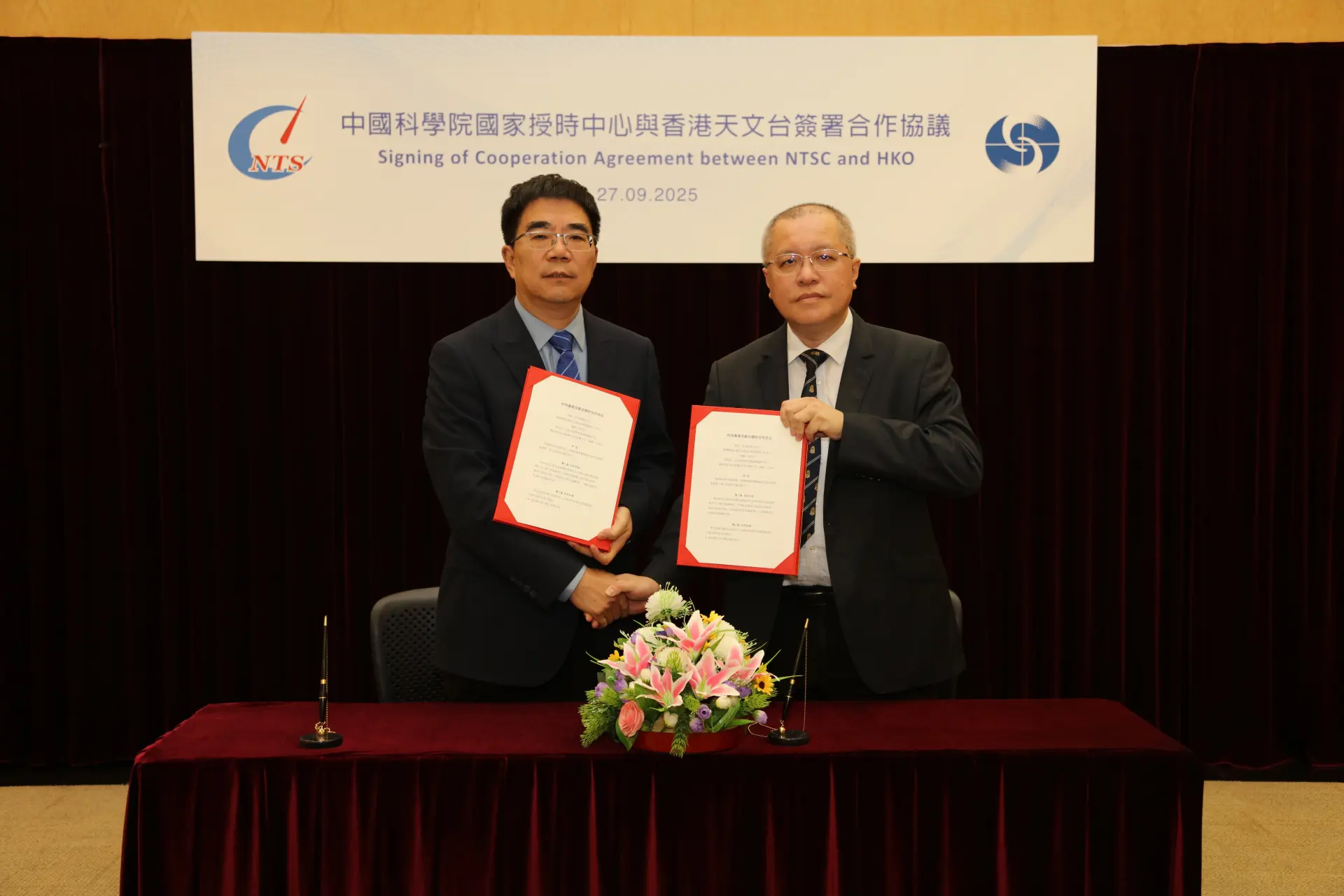 香港天文台台長陳栢緯（右）與國家授時中心主任張首剛（左）簽署授時服務合作協議。（政府新聞處）