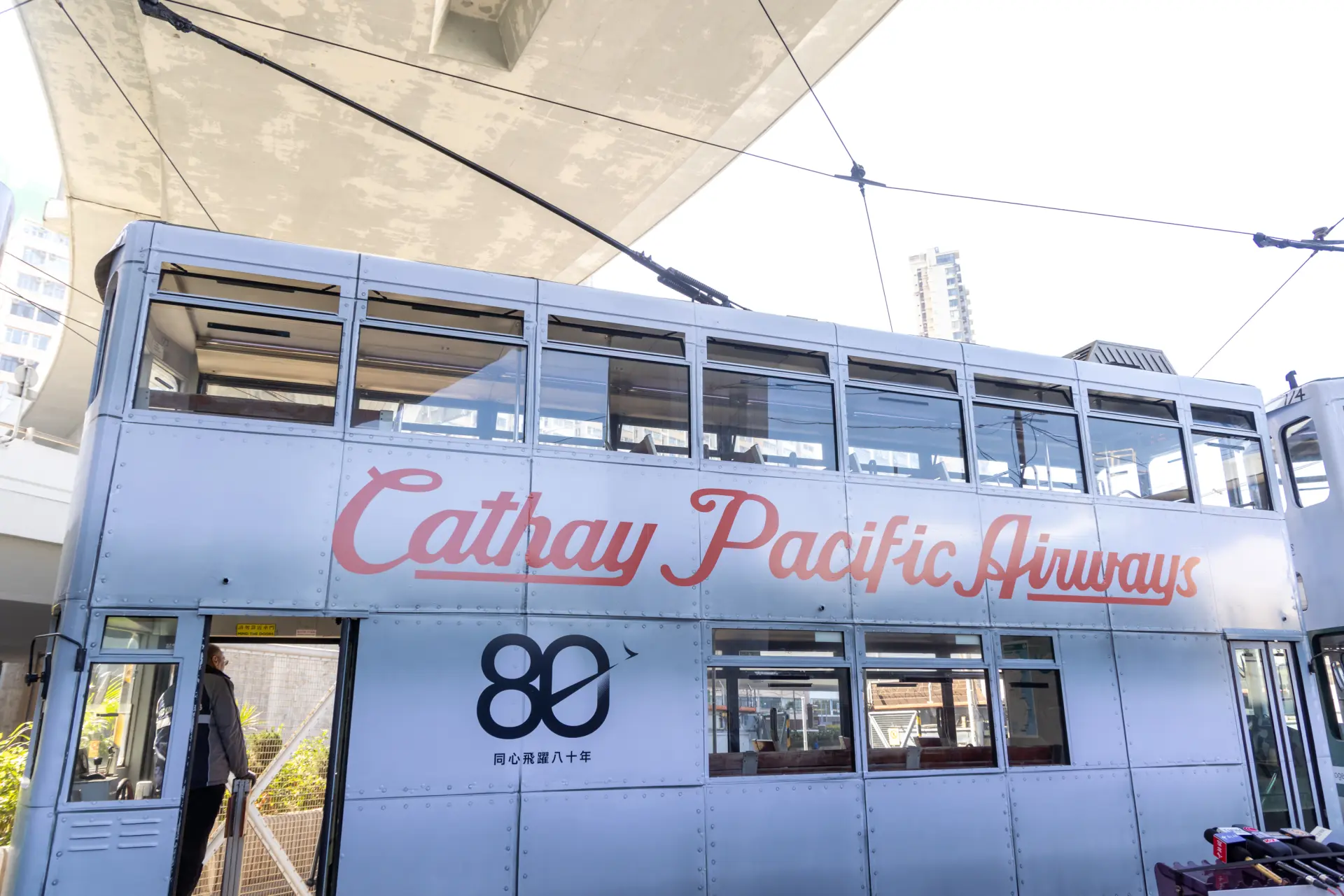 四輛特別裝飾的電車，分別展示了國泰航空歷史上四個標誌性的塗裝設計：   1.  元祖級「Betsy」銀色機身：復刻國泰首架道格拉斯DC-3飛機的原始塗裝。   2.  首款綠白主調設計：源自康維爾880飛機，奠定品牌色彩基礎。   3.  經典「生菜葉三文治」間條塗裝：復古綠白條紋設計，承載了幾代旅客的集體回憶。   4.  現役「翹首振翅」標誌：代表國泰當代與未來的形象。(圖：藍莓日報) 