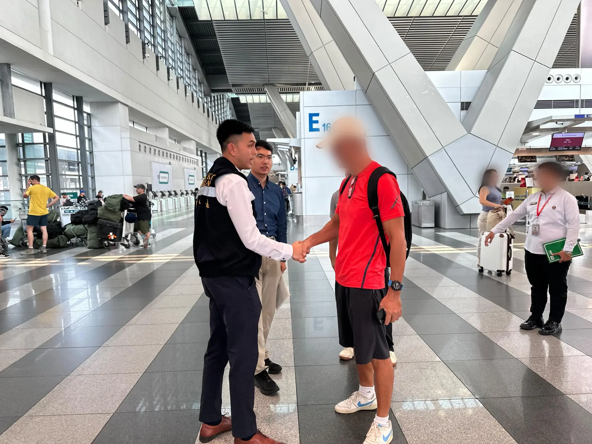 一名身陷菲律賓監獄長達26年的港人鄧龍威，於2026年9月29日在香港入境處人員陪同下順利返港，正式結束長達四分之一世紀的異國囚獄生涯，與家人闊別多年後終於團聚。(圖：政府新聞處)