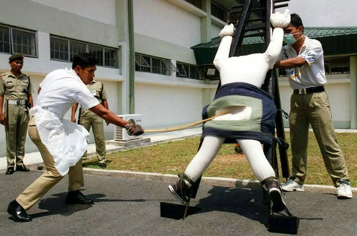 根據新法，詐騙集團核心成員或負責招募人員，除可被判處監禁及罰款外，亦須接受至少6下、最多24下的鞭刑 (影片截圖)