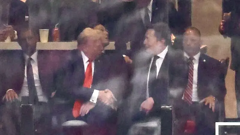 特朗普（左）與馬斯克握手 視頻截圖