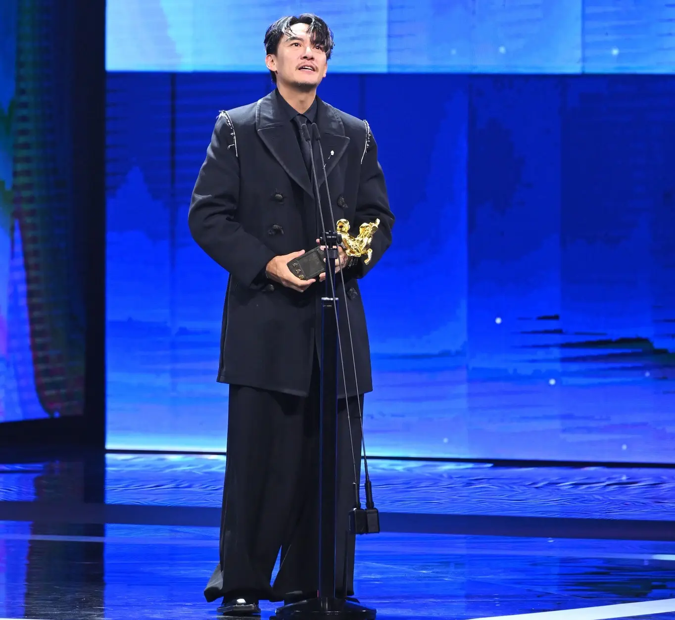 張震在獲獎後表示，「我要獻給所有熱愛電影的你們，希望你們可以繼續下去，我也可以繼續下去，一起熱愛電影。」這部《幸福之路》講述新移民的故事，讓他感謝父親、家人以及所有熱愛電影的人。(圖：金馬影展 TGHFF@FB)