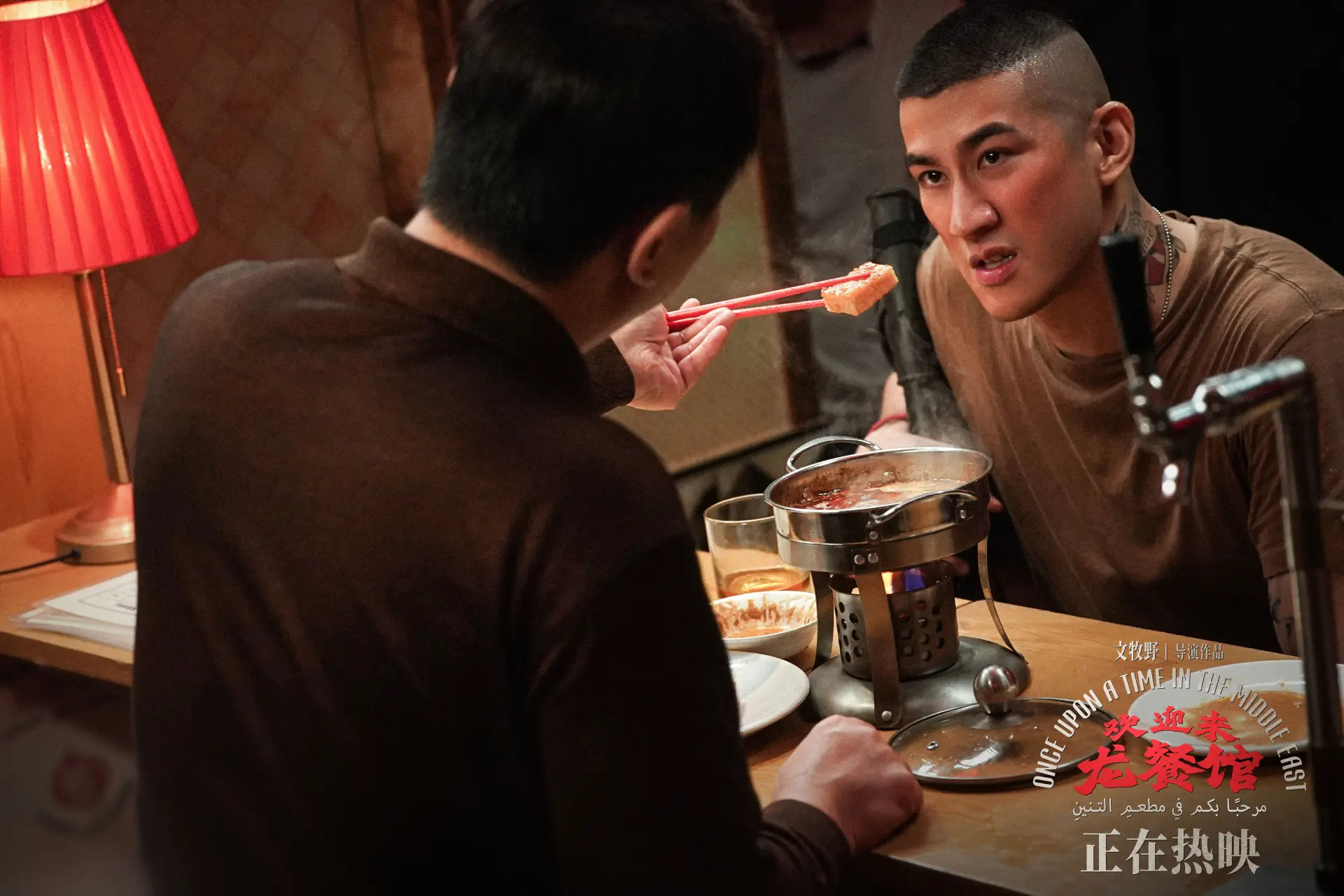 隨著影片港澳熱映，其海外影響力持續擴張，更引發國際媒體關注。海外刊物以「龍餐館外交」評價影片的跨文化表達，雖存在西方中心主義的片面解讀，卻也側面印证這部影片打破了傳統好萊塢的電影敘事框架。(圖：电影欢迎来龙餐馆官博@微博)