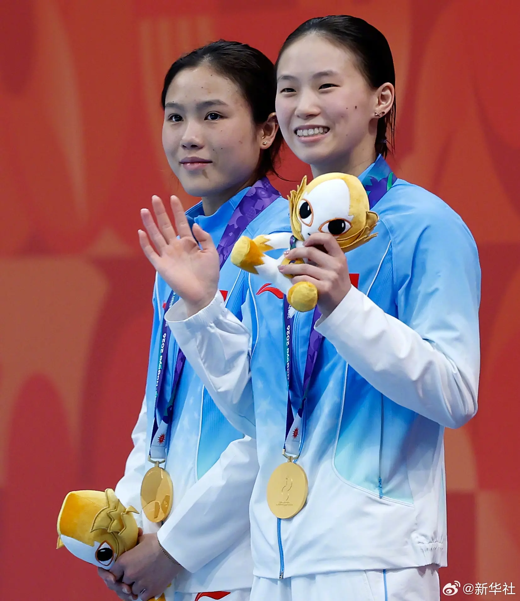 女子雙人 10 米跳台決賽率先上演，中國組合陳芋汐、盧為以總分 347.82 分的絕對優勢奪得金牌。這是中國跳水隊在本屆亞運會上的首面金牌，亦是中國代表團收穫的第 99 金。(圖：新华社@微博)