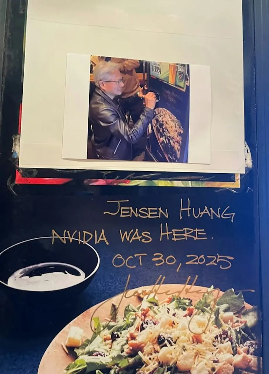 當晚創辦人兼行政總裁金承日（Kim Seung-il）不僅親自打掃門市、上餐，還收穫了黃仁勳的親筆簽名。 「黃仁勳，英偉達到此一遊。」（來源：網絡）