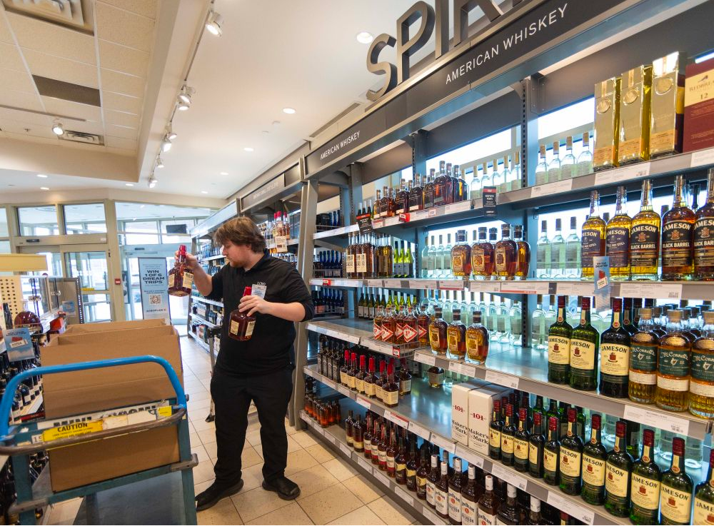 3月4日，在加拿大安大略省的奧克維爾，一家LCBO門店的店員從貨架上撤下美國品牌酒產品。(新華社)