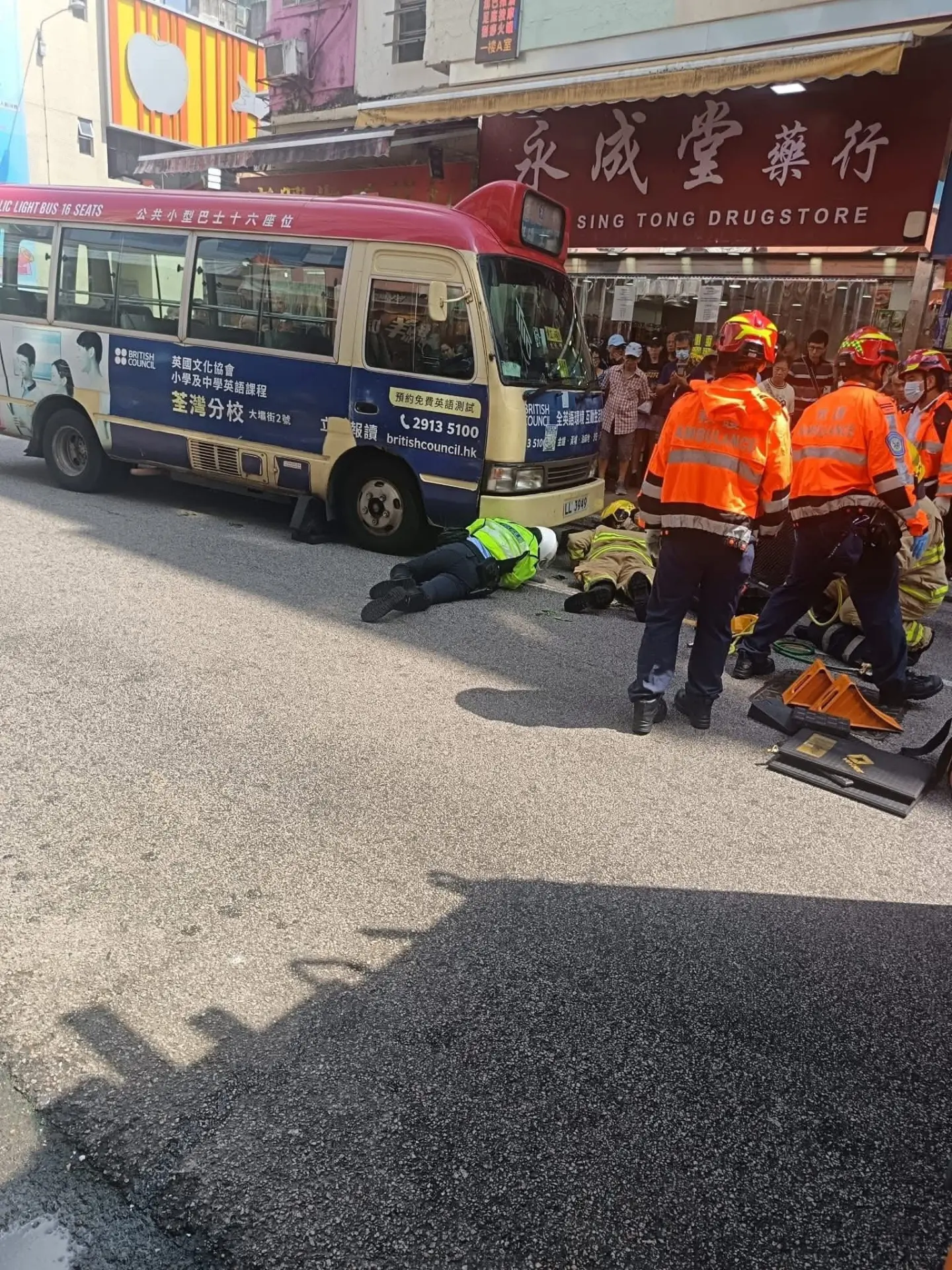 消防及救護人員接報後火速趕抵現場，利用專業工具撐開車身，小心翼翼將被困車底的曾婦救出。​(圖：香港突發事故報料區及討論區@FB)