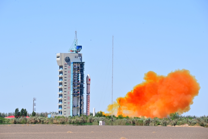 我國在酒泉衛星發射中心使用長征二號丁運載火箭，成功將太空計算衛星星座發射升空，(新華社)