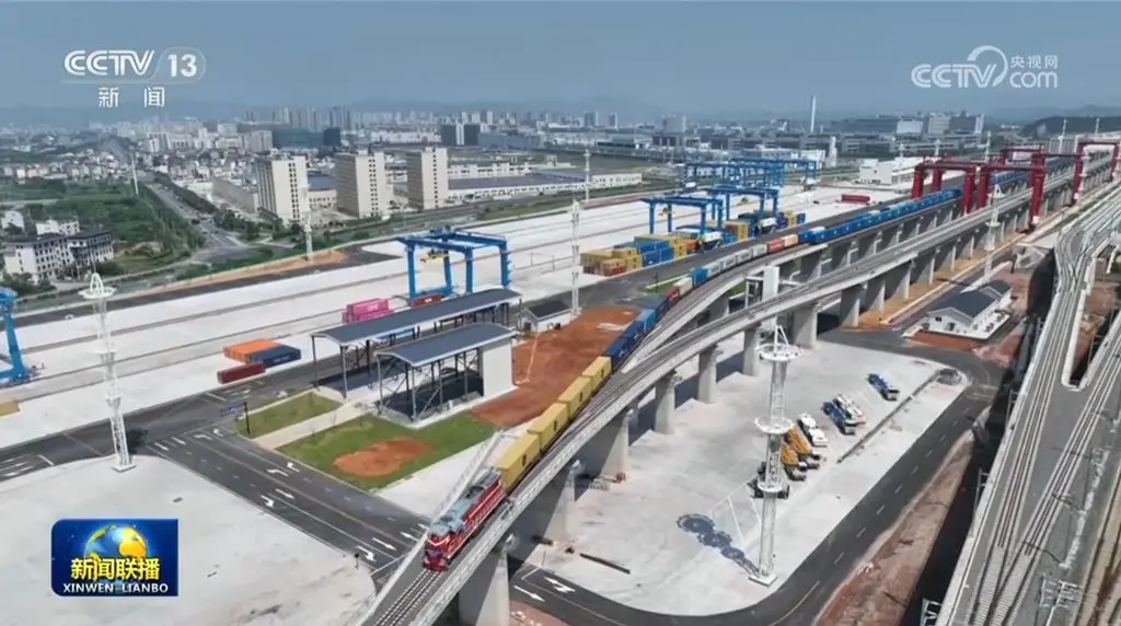 目前，中國大陸港口已與200多個國家和地區建立航線聯繫，海運連接度全球領先。(央視)