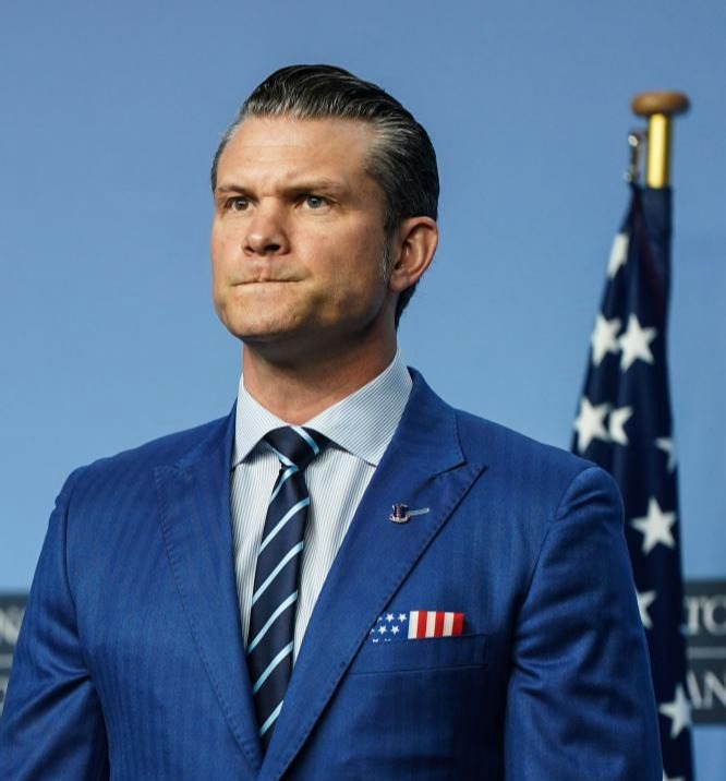 2025年2月13日，在比利時布魯塞爾，美國國防部長皮特·赫格塞思在發布會現場。（新華社資料圖片）