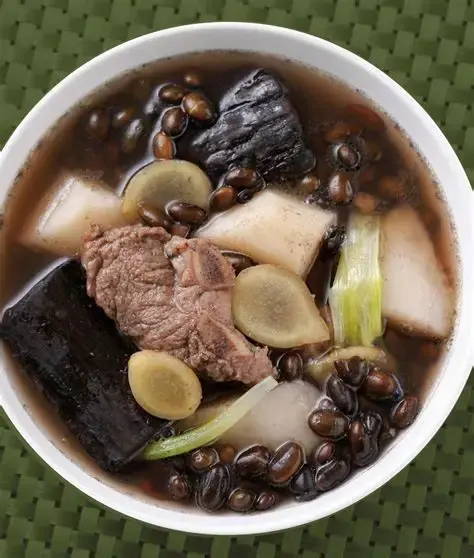 愛喝鹹湯就煮排骨湯，排骨焯水後和黑豆炖1小時，加山藥、枸杞再炖，鮮香又補營養。（示意圖來源：網絡）