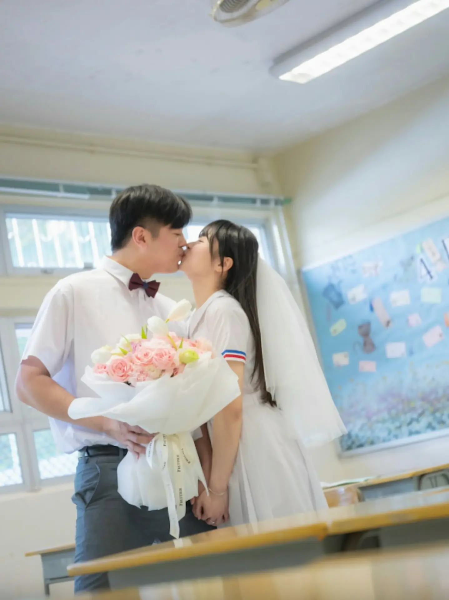今次公開的婚照包含兩大主題，滿滿儀式感與故事感。第一組為還原二人初戀時光的校園主題，一對準新人換上中學校服重返母校，重現青澀青春畫面。(圖：IG 截圖)