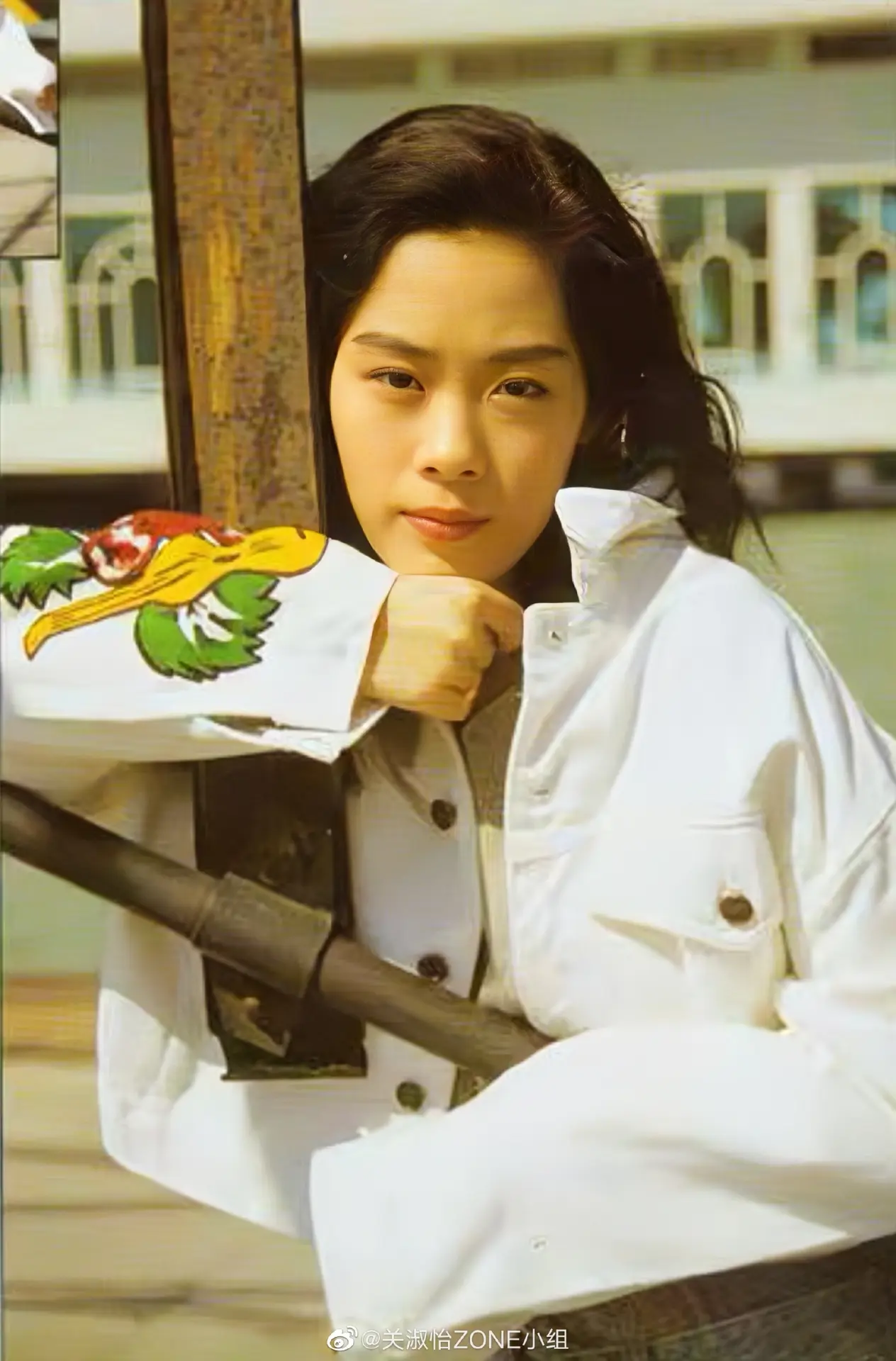 回顧關淑怡的演藝生涯與人生經歷，可謂充滿傳奇與爭議。1989 年，她憑着獨特的唱腔一戰成名，事業步入高峰，卻因向來我行我素、屢傳行為怪異而停滯不前。(圖：關淑怡zone小組@微博)