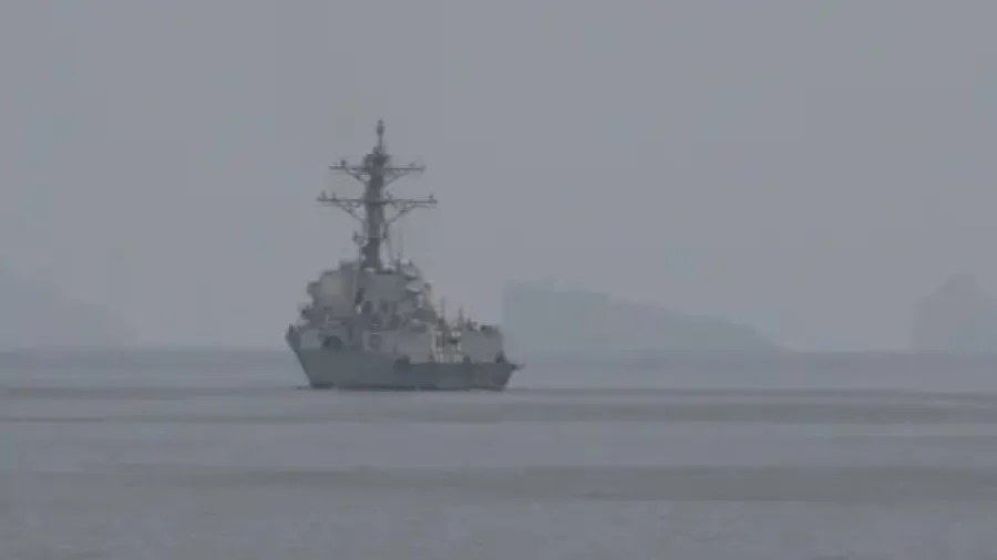 2艘美軍艦快閃霍爾木茲海峽 對峙伊朗海軍無線電交鋒喊話的封面圖片