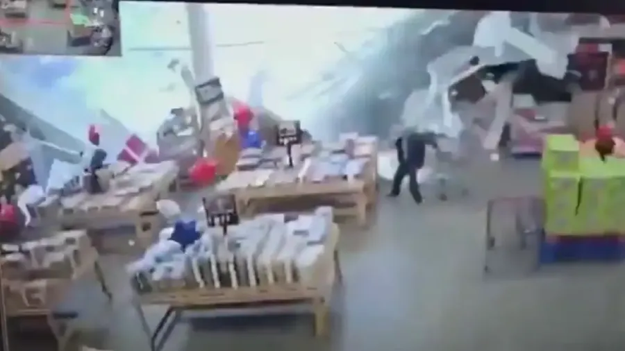 秒變災場！美紐澤西量販店遭暴雨擊垮天花板，顧客嚇瘋急逃的封面圖片