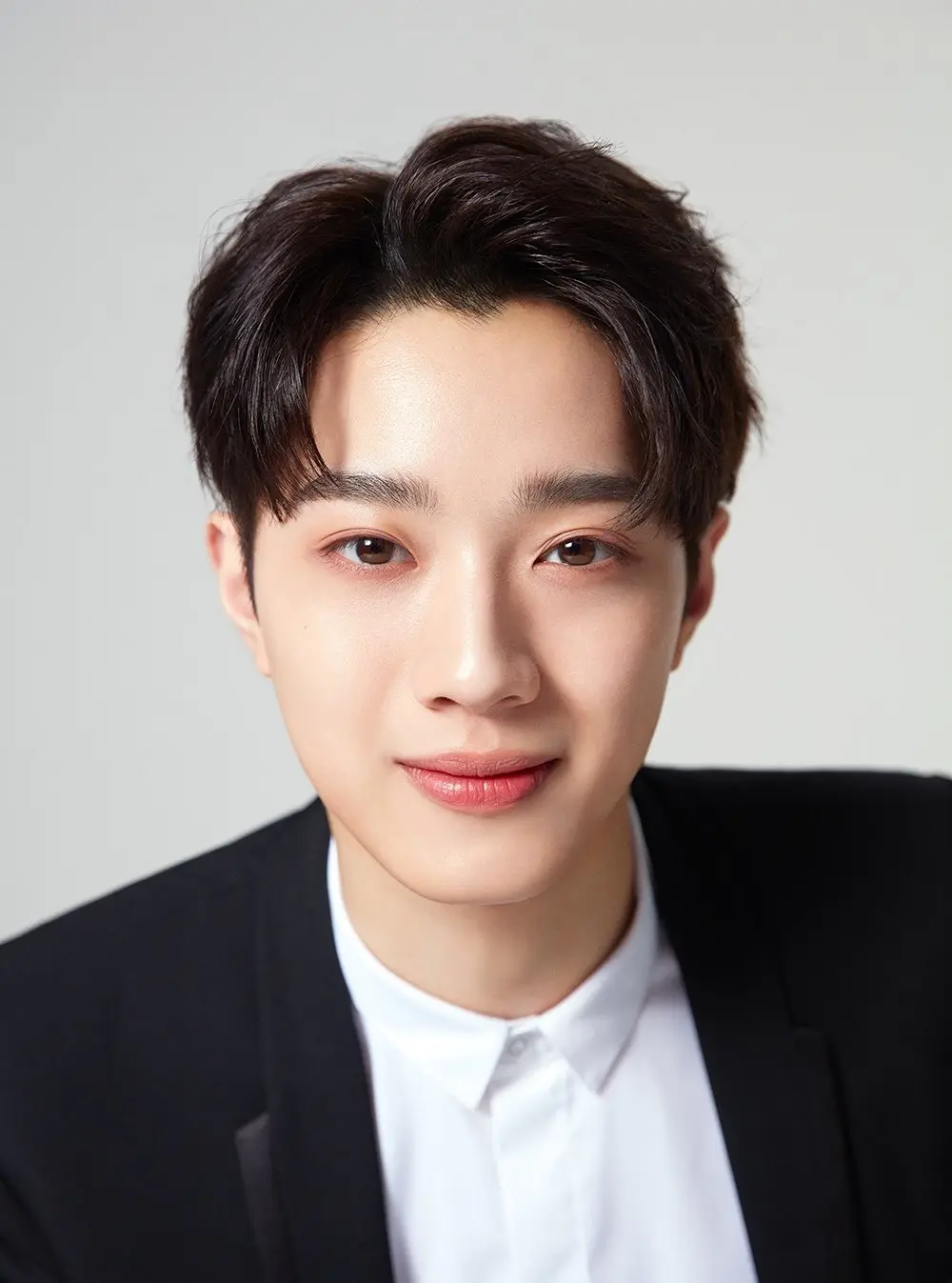 前韓國限定男團 Wanna One 成員賴冠霖，2024 年於事業巔峰期宣布退出幕前、轉戰後製領域，消息一出引發各界熱議。近日他登上與導演劉循子墨對談的播客節目，首度詳細披露退圈關鍵原因。 (圖：網絡截圖)