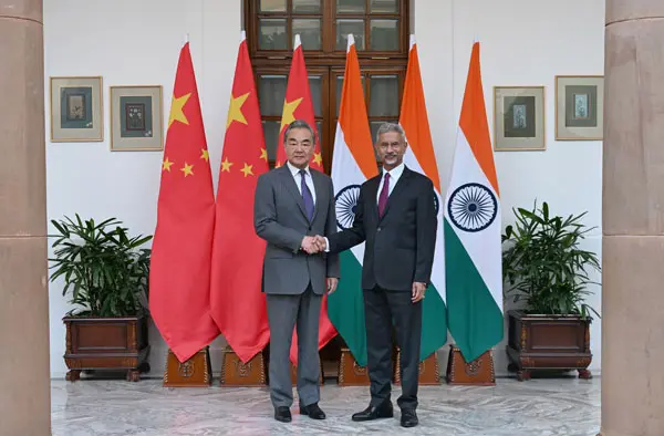 當地時間2025年8月18日，中共中央政治局委員、外交部長王毅在新德里同印度外長蘇傑生舉行會談。(外交部網站)